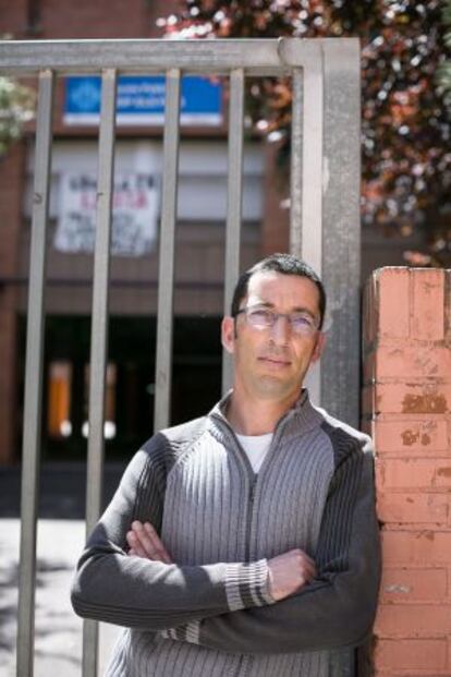 Jorge Urrez ante la escuela de sus hijos en Cornellà.