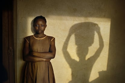 La ex niña soldado Hawa Fornah, de 13 años, en el piso tutelado donde vivía, en Freetown (Sierra Leona), en 2001. Miles de niñas fueron secuestradas y reconvertidas en combatientes en una de las guerras más sangrientas del continente africano.