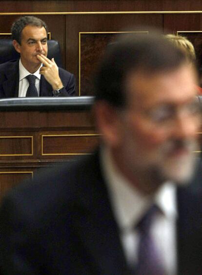 Mariano Rajoy se dirige a su escaño en presencia de José Luis Rodríguez Zapatero.