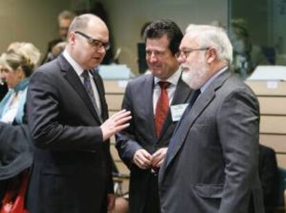 El ministro español de Agricultura, Alimentación y Medio Ambiente español, Miguel Arias Cañete (d), conversa con su homólogo alemán, Christian Schmidt, durante un Consejo de ministros de Agricultura de la Unión Europea (UE). EFE/Archivo