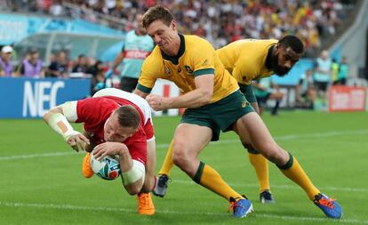 Hadleigh Parkes (i), de Gales, y Dane Haylett-Petty, en una acción del partido.