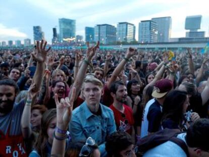 En el tradicional cierre del festival de música  indie  de Barcelona los trabajadores distribuyeron máscaras con la cara del  expresident . Te desvelamos el porqué en este vídeo