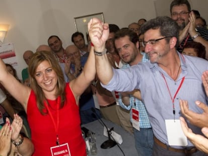 Gutiérrez Limones levanta el brazo de Susana Díaz, la nueva líder del PSOE de Sevilla.