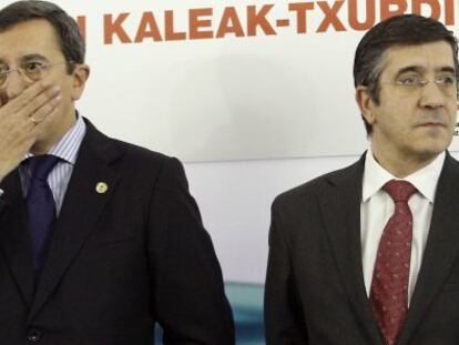 El 'lehendakari', Patxi López (a la derecha), con el diputado general de Bizkaia, José Luis Bilbao, en un acto en la capital vizcaína en febrero de 2010.
