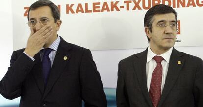 El 'lehendakari', Patxi López (a la derecha), con el diputado general de Bizkaia, José Luis Bilbao, en un acto en la capital vizcaína en febrero de 2010.