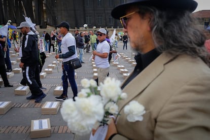 Los nombres de los firmantes de paz, líderes de derechos humanos y líderes sociales asesinados quedaron plasmados en 1.000 cajas distribuidas a lo largo de la Plaza de Bolívar.