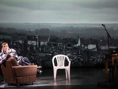 Édouard Louis en 2020 durante una de las representaciones de su adaptación dramática de su libro '¿Quién mató a mi padre?'.
