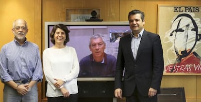 Gil Arias, Ana Abril, Miguel Pajares (en videoconferencia desde Barcelona) y Emilio Gallego, el sábado 10 en la redacción de EL PAÍS.