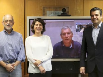 Gil Arias, Ana Abril, Miguel Pajares (en videoconferencia desde Barcelona) y Emilio Gallego, el sábado 10 en la redacción de EL PAÍS.