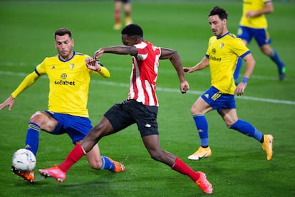 Inaki Williams remata a la puerta del Cádiz ante el acoso de Alcalá.