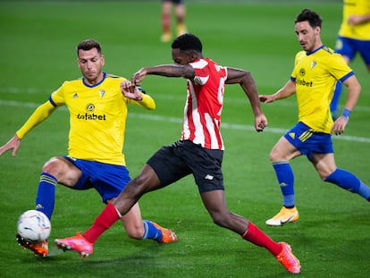 Inaki Williams remata a la puerta del Cádiz ante el acoso de Alcalá.