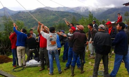 La comunidad se organiza para reparar el suministro eléctrico.