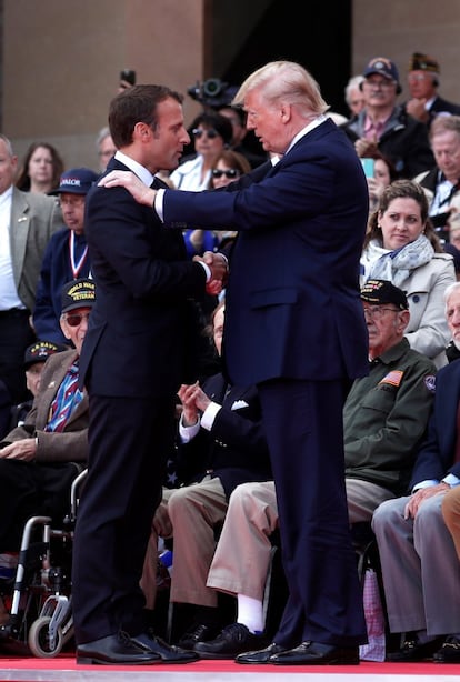 El presidente francés, Emmanuel Macron (izquierda), conversa con su homólogo estadounidense, Donald Trump, durante la ceremonia de conmemoración del 75º aniversario del Día D en el cementerio estadounidense de Normandía en Colleville-Sur-Mer (Francia).