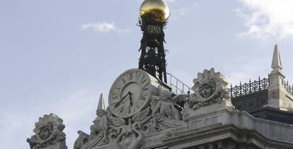 Reloj en la fachada de la sede del Banco de Espa&ntilde;a, en la Plaza de Cibeles en Madrid. EFE/Archivo