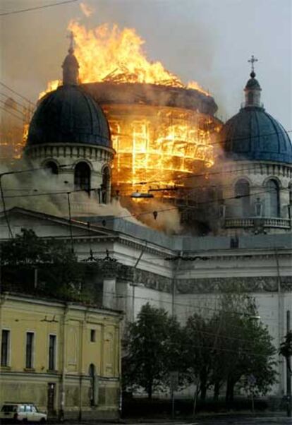 El fuego devora la bóveda principal de la catedral de la Santa Trinidad en San Petersburgo.