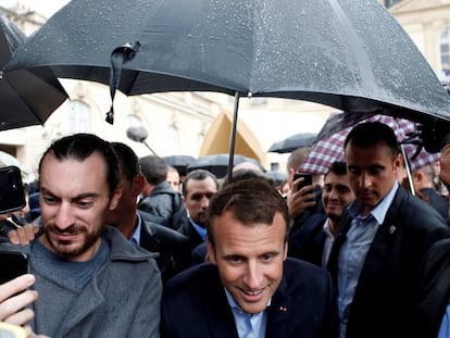 El presidente francés, Emmanuel Macron, en el Elíseo en la jornada de puertas abiertas celebrada este domingo. REUTERS