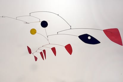 <i>Puntos negros y amarillos en el aire</i> (1960), de Calder.