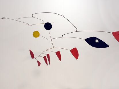 <i>Puntos negros y amarillos en el aire</i> (1960), de Calder.