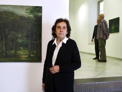 Teresa Duclós, ante uno de sus óleos en la Galería Rafael Ortiz de Sevilla.