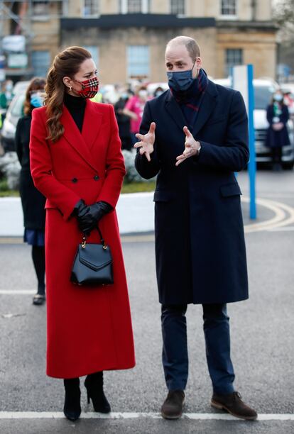 En el mismo día, la pareja visitó el hospital de Royal Berkshire. El bolso que llevaba la duquesa era una creación de la diseñadora británica de origen chino Grace Han.