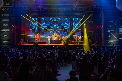 El publico bailando con el grupo Los Mirlos.