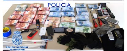 La Policía Nacional se ha incautado de las placas falsas y 45.000 euros en efectivo.