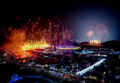 Vista general dels focs artificials a l'estadi de Pyeongchang durant la cerimònia d'inauguració dels Jocs Olímpics d'Hivern.