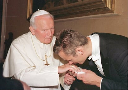 Iñaki Urdangarin besa la mano a Juan Pablo II en una audiencia del Vaticano, el 15 de junio de 1998.