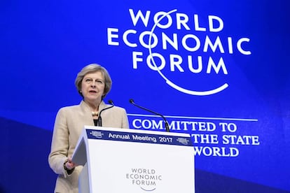 La primera ministra británica, Theresa May, en su comparecencia frente a inversores extranjeros en el Foro Económico de Davos (Suiza) en enero de 2017.