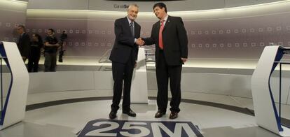 Gri&ntilde;&aacute;n y Valderas se saludan antes del debate en Canal Sur.