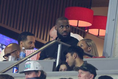 Lebron James observa durante el tercer cuarto del Super Bowl.