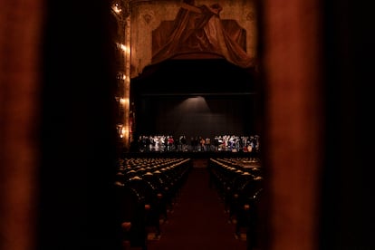 Ensayo de la última escena con el Ballet Estable desde la sala en el Teatro Colón.