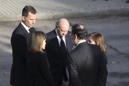 Prime Minister Mariano Rajoy, his wife Elvira and Interior Minister Jorge Fern&aacute;ndez D&iacute;az speak with King Felipe and Queen Letizia before the funeral of the two Spanish Police officers killed in last week&#039;s attack in Kabul.