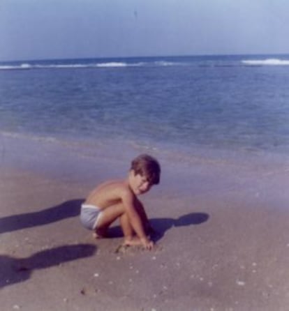 John, hijo del expresidente jugando en la playa.