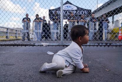 Un bebé sentado frente a los oficiales de Aduanas y Protección Fronteriza de EE UU, el 10 de octubre de 2019.