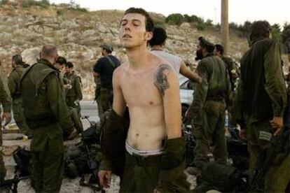 Un soldado israelí se toma un respiro tras regresar del frente de guerra en Líbano.
