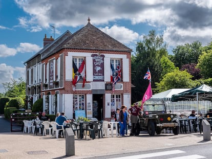 El Café Gondrée, en Bénouville, presume de ser la primera casa liberada en Francia en 1944 .