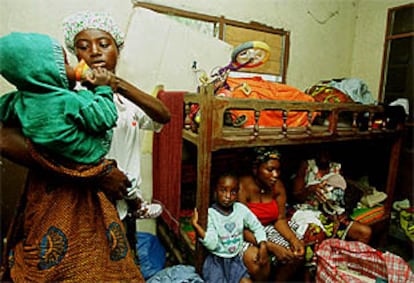 Una familia de refugiados liberianos que había huido a Costa de Marfil se prepara para dejar Abiyán.