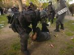 Un manifestante, detenido durante el acto de Vox en Vallecas