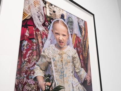 Fotografía de Cristina García Rodero en la exposición 'Llibrets de Festes', en una imagen de la galería Ponce + Robles.