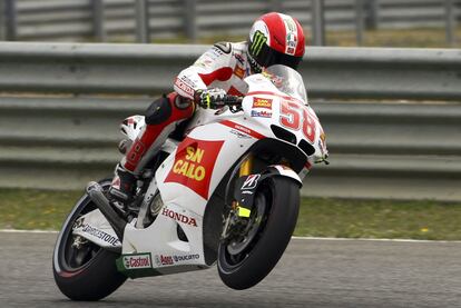 El piloto italiano Marco Simoncelli (Honda RC 212 V) ha dominando los entrenamientos de la primera jornada en el circuito de Estoril.