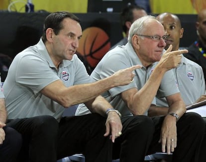 Mike Krzyzewski da instrucciones en el EEUU-Ucrania.