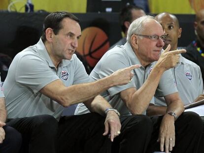 Mike Krzyzewski da instrucciones en el EEUU-Ucrania.