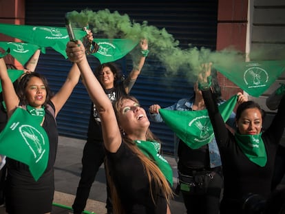 Un grupo de mujeres se manifiesta a favor de la interrupción del embarazo en México.