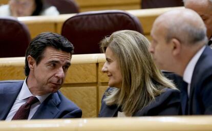 José Manuel Soria habla con Fátima Báñez y José Ignacio Wert, en el Senado.