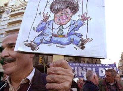 Un hombre muestra una caricatura del presidente Duhalde durante una manifestación ayer en Buenos Aires.