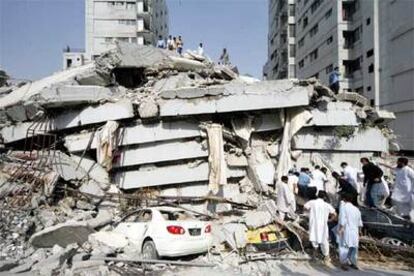 Equipos de rescate trabajan entre los escombros de las torres Margalla, en Islamabad, la capital paquistaní.