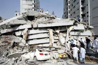 Equipos de rescate trabajan entre los escombros de las torres Margalla, en Islamabad, la capital paquistaní.