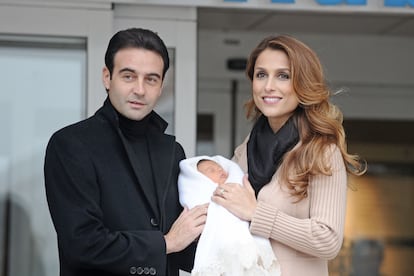 Enrique Ponce y Paloma Cuevas en enero de 2012 con su segunda hija recién nacida.