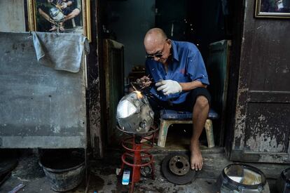 Amorn Kuldiriksamphan, un fabricante de limosnas de toda la vida, soldando paneles de acero para hacer un cuenco de las limosnas budista tradicional antes del 'Khao Pansa' o Cuaresma budista, que comienza el 20 de julio en Bangkok.